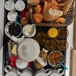 Les De La Treille Nyaraló
